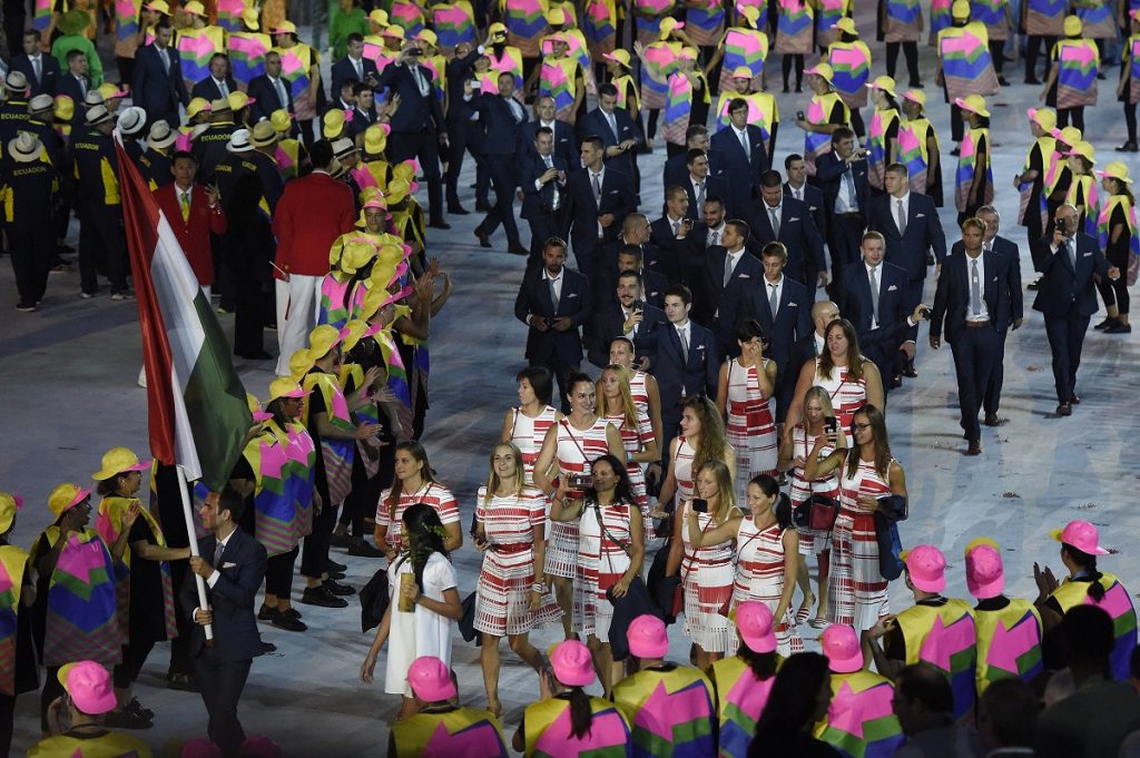 Rio de Janeiro, 2016. augusztus 6. A négy évvel ezelõtt londoni bajnok kardozó, Szilágyi Áron viszi a 160 tagú magyar csapat zászlaját a XXXI. nyári olimpiai játékok megnyitóünnepségén a Rio de Janeiró-i Maracana Stadionban 2016. augusztus 5-én. MTI Fotó: Kovács Tamás