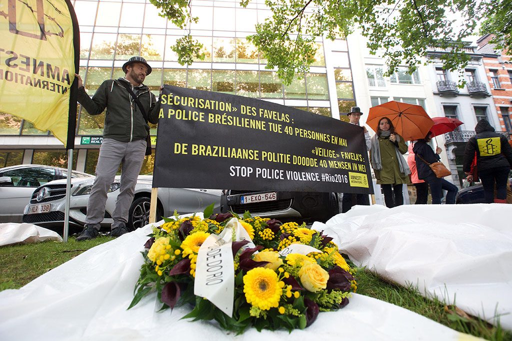 A táblán olvasható: "Bizonságot a favellákba: a brazil rendőrség 40 embert gyilkolt meg májusban" Europress / AFP / BELGA / Nicolas Maeterlinck / Belgium OUT