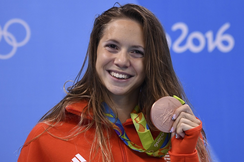 Hungary's Boglarka Kapas poses with her bronze medal on the podium of the Women's 800m Freestyle Final during the swimming event at the Rio 2016 Olympic Games at the Olympic Aquatics Stadium in Rio de Janeiro on August 12, 2016. / AFP PHOTO / GABRIEL BOUYS