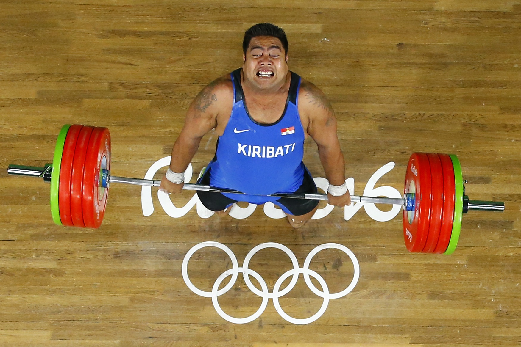 A kiribati David Katoatau erőlködik a férfi súlyemelők 105 kilogrammos kategóriájában. Fotó: Europress fotóügynökség