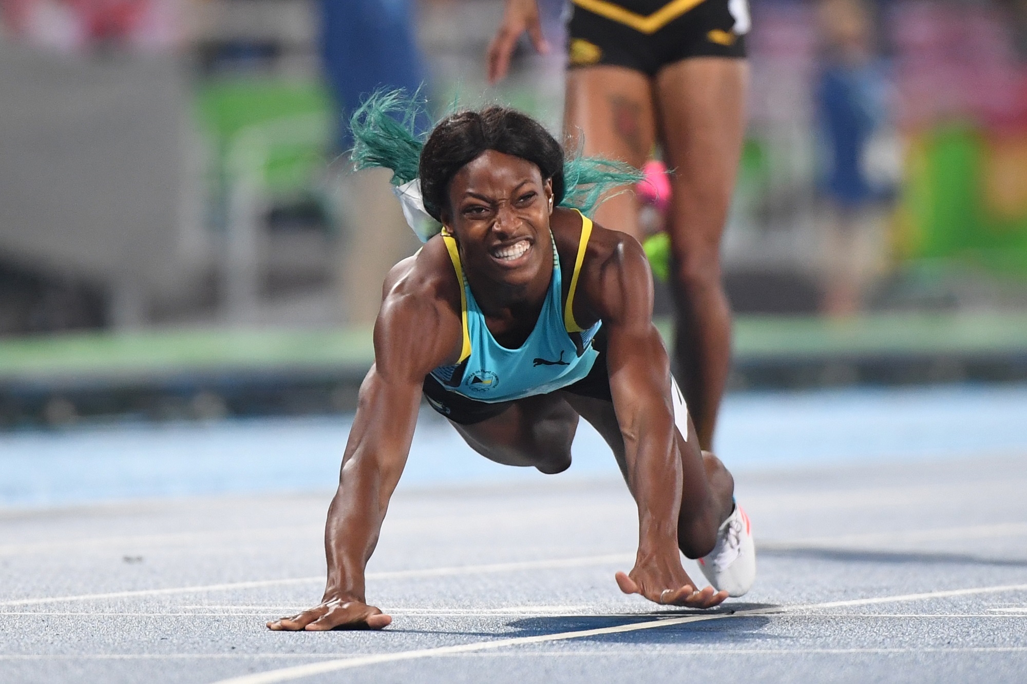 A bahamai Shaunae Miller átesik a célvonalon női 400 méter sprintben. Fotó: Europress fotóügynökség