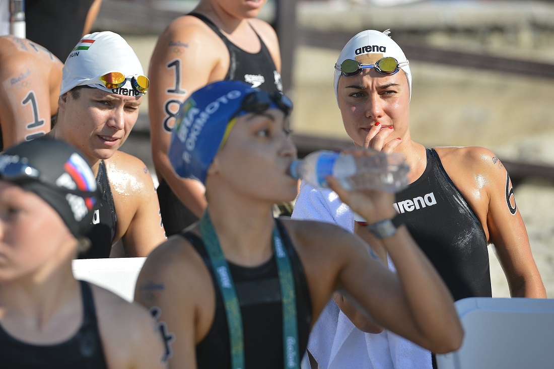 Rio de Janeiro, 2016. augusztus 15. Risztov Éva (b) és Olasz Anna (j) a Rio de Janeiró-i nyári olimpia nõi 10 kilométeres nyíltvízi úszóversenye elõtt a Copacabana erõdnél 2016. augusztus 15-én. MTI Fotó: Czeglédi Zsolt