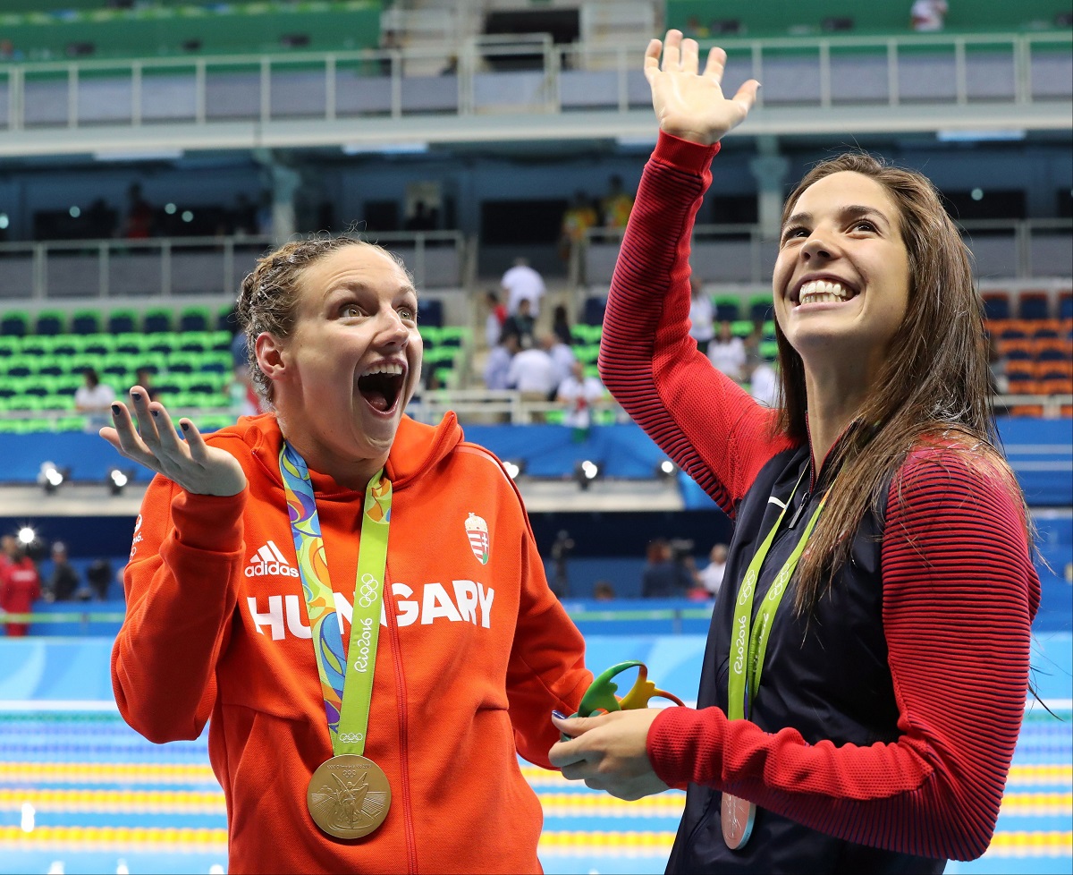 Rio de Janeiro, 2016. augusztus 7. Az aranyérmes Hosszú Katinka (b) és az ezüstérmes amerikai Maya DiRado a 2016-os riói nyári olimpia 400 méteres vegyesúszás versenyszámának eredményhirdetésén a Rio de Janeiró-i Olimpiai Uszodában 2016. augusztus 6-án. (MTI/AP/Li Dzsin Man)