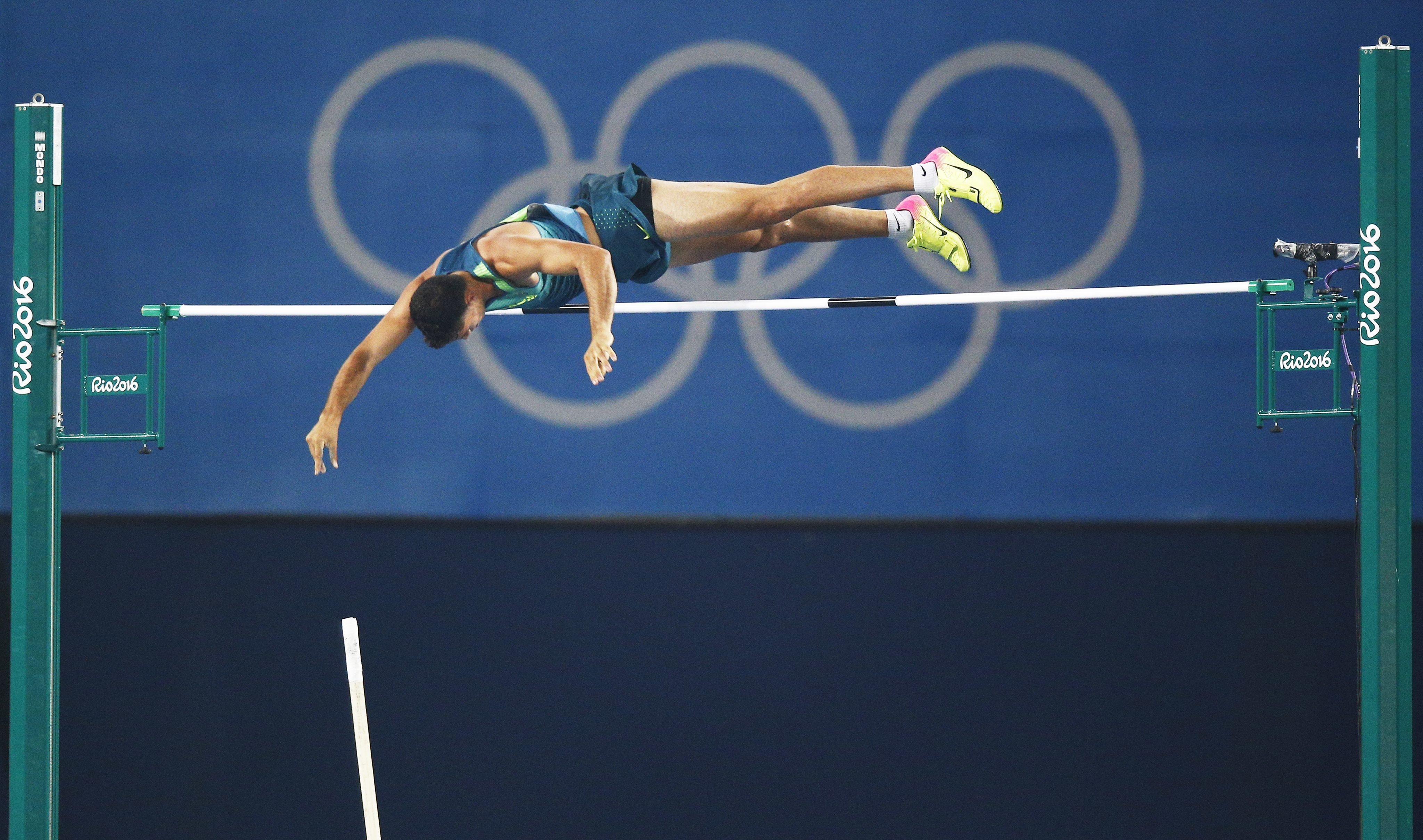 Rio de Janeiro, 2016. augusztus 16. A 22 éves brazil Thiago Braz da Silva 6,03 méteres ugrásával aranyérmet szerez a Rio de Janeiró-i nyári olimpia férfi rúdugrásának döntõjében az Olimpiai Stadionban 2016. augusztus 15-én. (MTI/EPA/Yoan Valat)